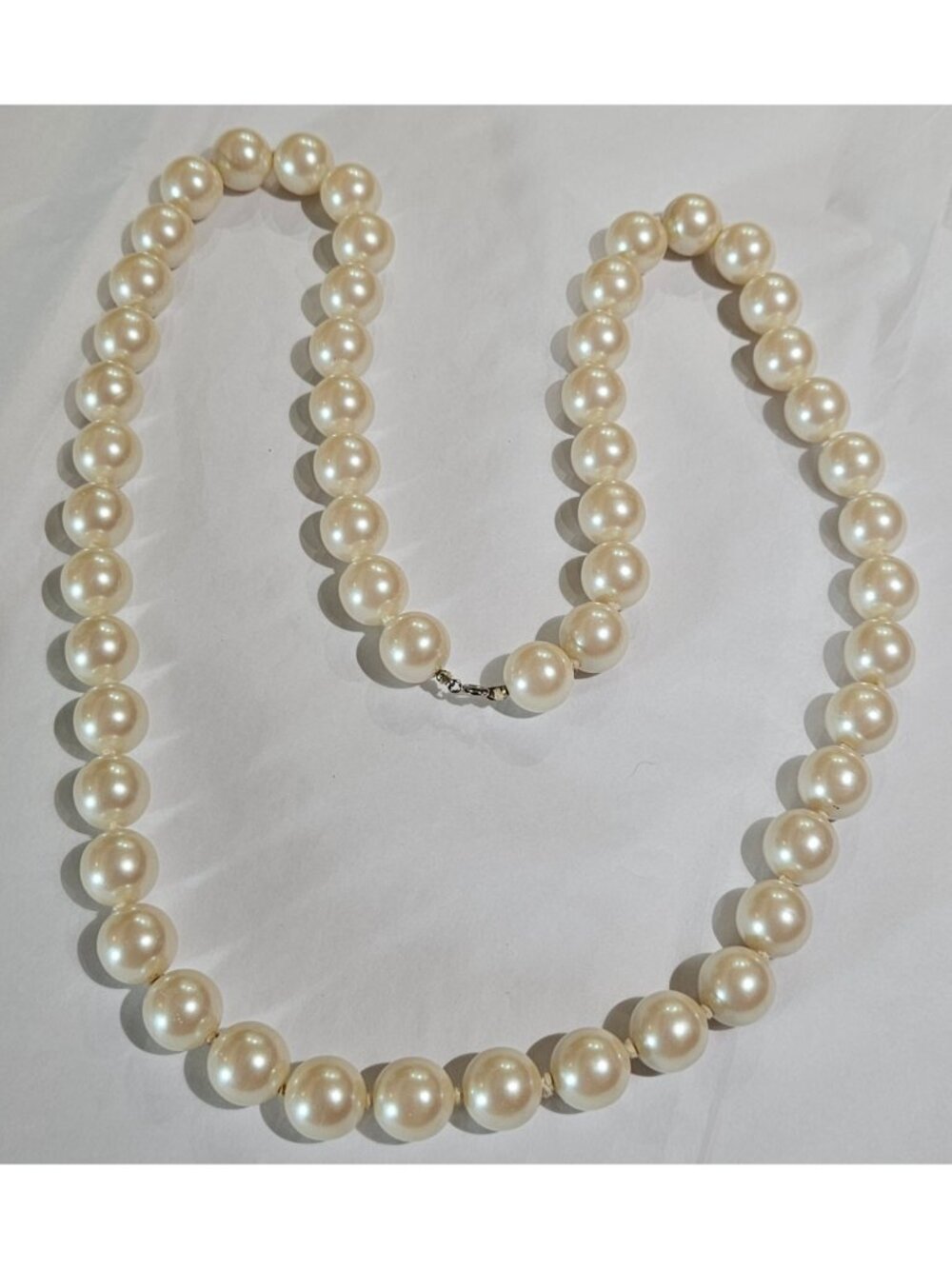 Vintage 80s Chunky Plastic Faux Pearl Knotted Beaded Necklace Spring Ring 16 in